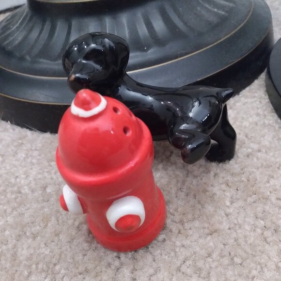 Salt and Pepper Shaker - Dog and Hydrant - Picture 1 of 7